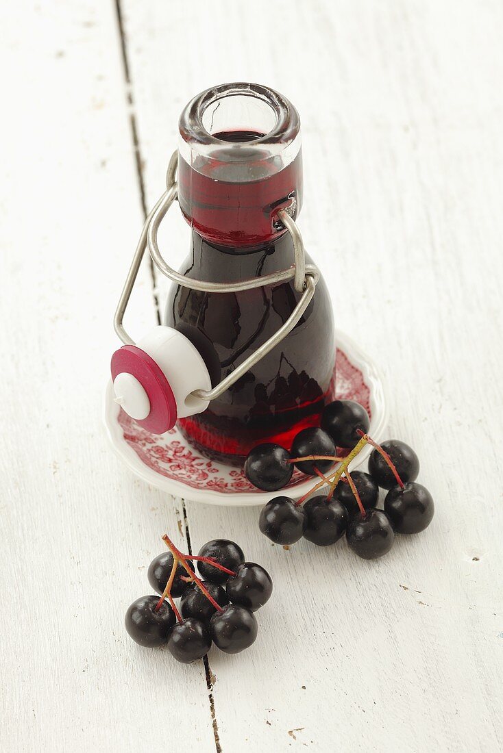 Apfelbeerensaft in kleiner Flasche