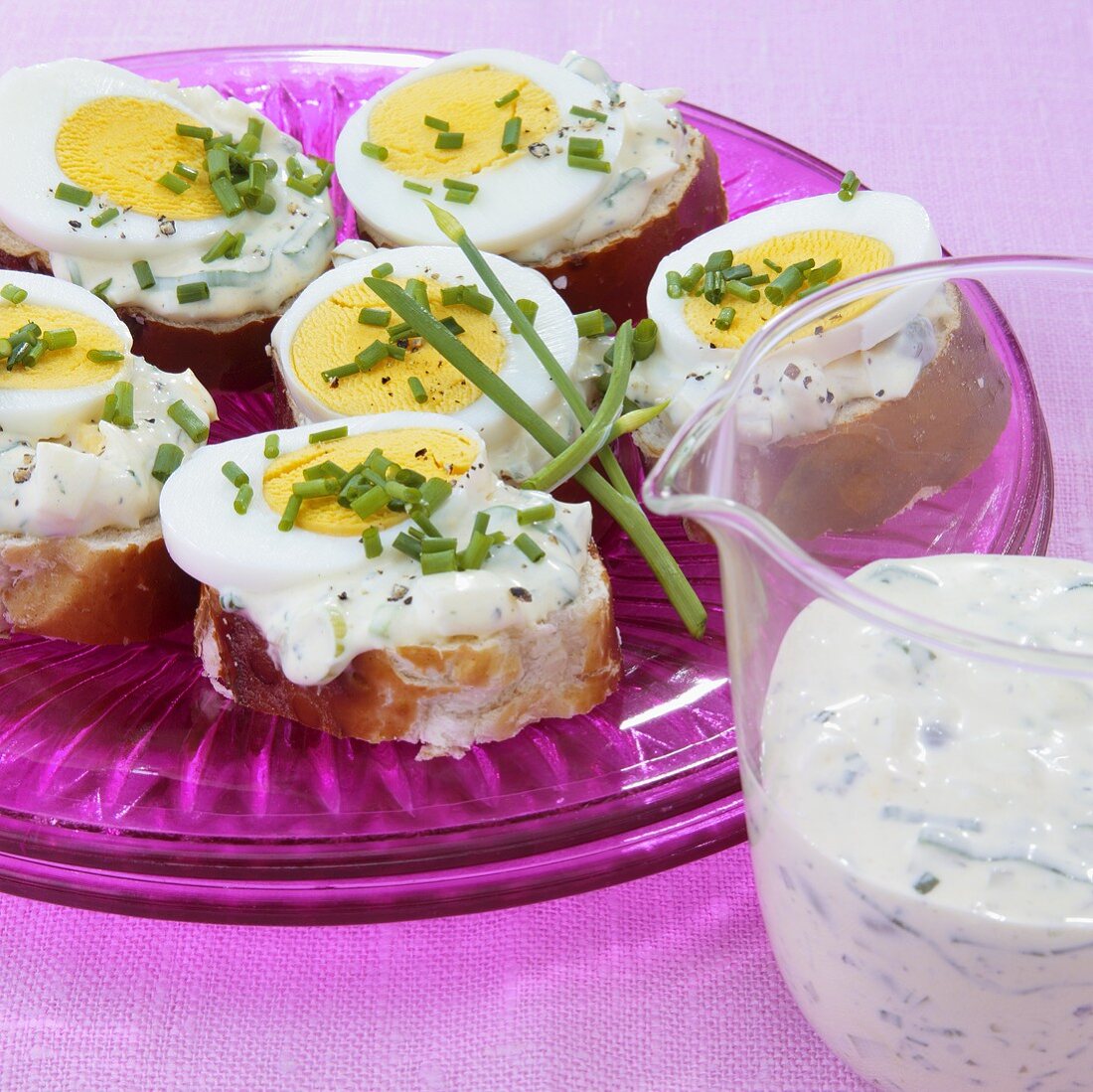 Open sandwiches with remoulade, hard-boiled eggs and chives