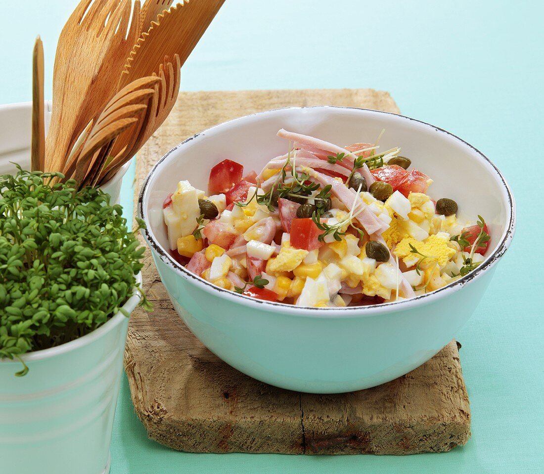 Eiersalat mit Tomaten, Mais und Schinken