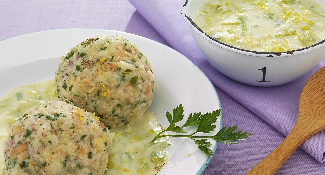 Semmelknödel auf Lauchsauce