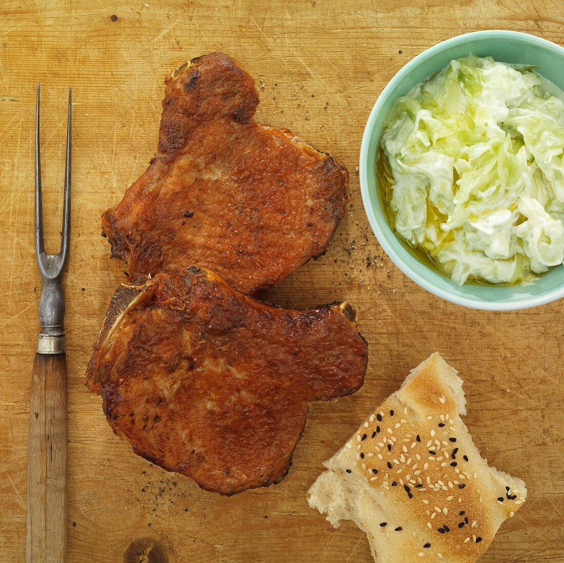 Schweinekoteletts mit Gurkenjoghurt und Fladenbrot