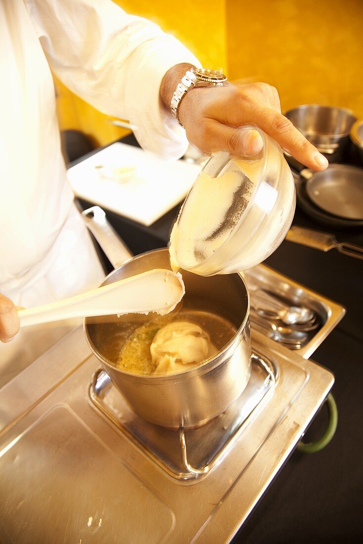 Koch bereitet weiße Bohnensuppe zu