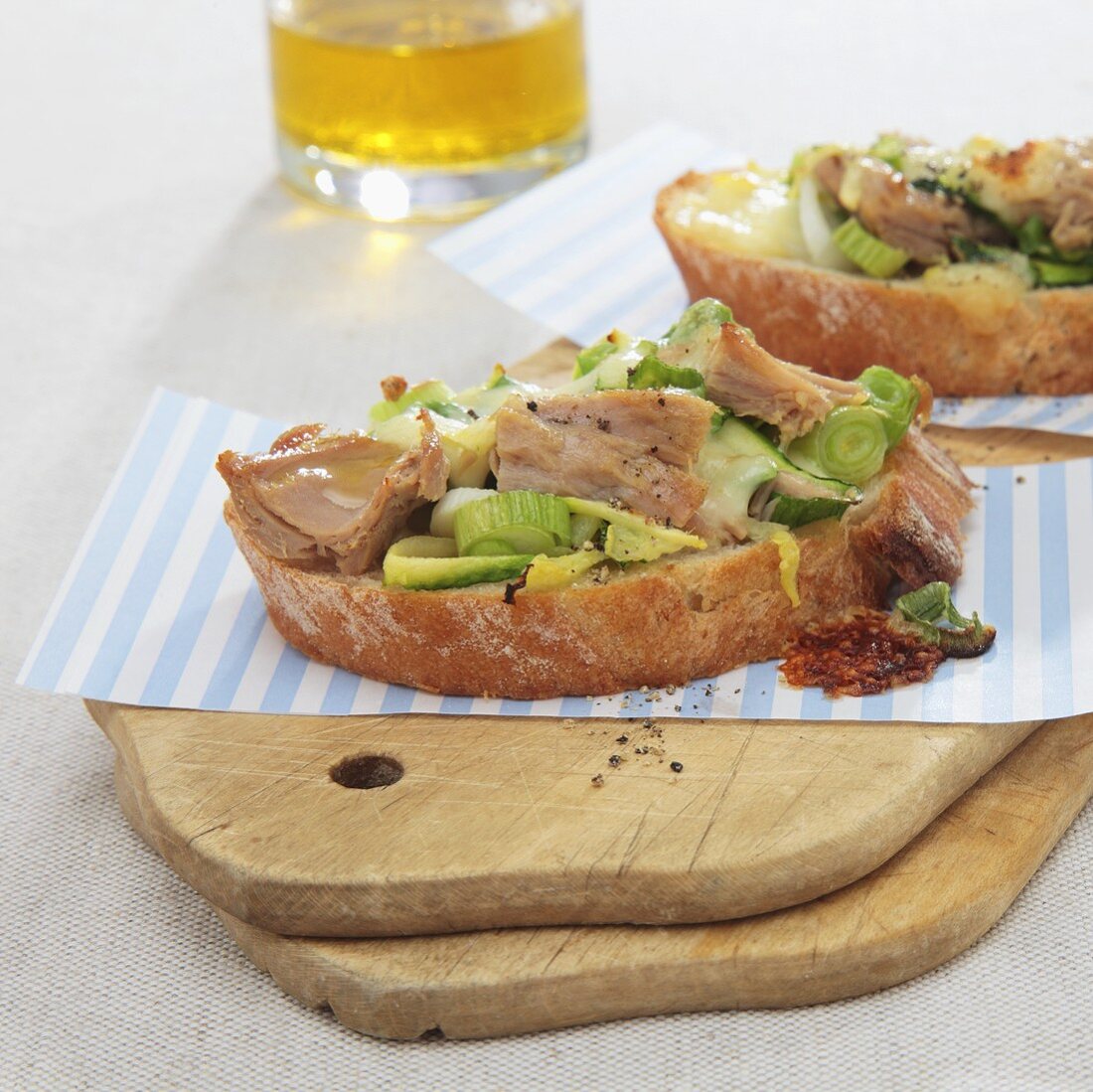 Belegtes Brot mit Thunfisch, Gemüse und Mozzarella