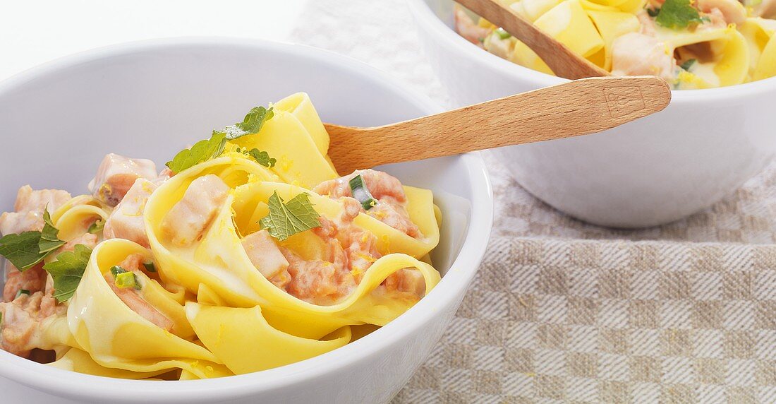 Tagliatelle with salmon and a lemon sauce