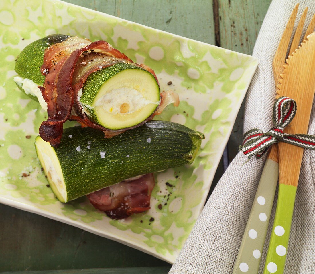 Zucchini mit Ricottafüllung und Bacon