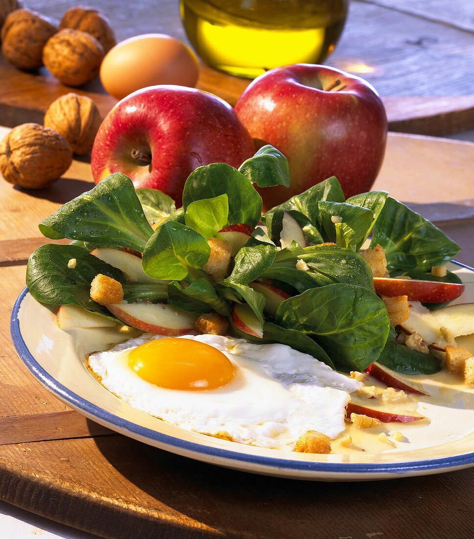 Feldsalat mit Spiegelei und Äpfeln