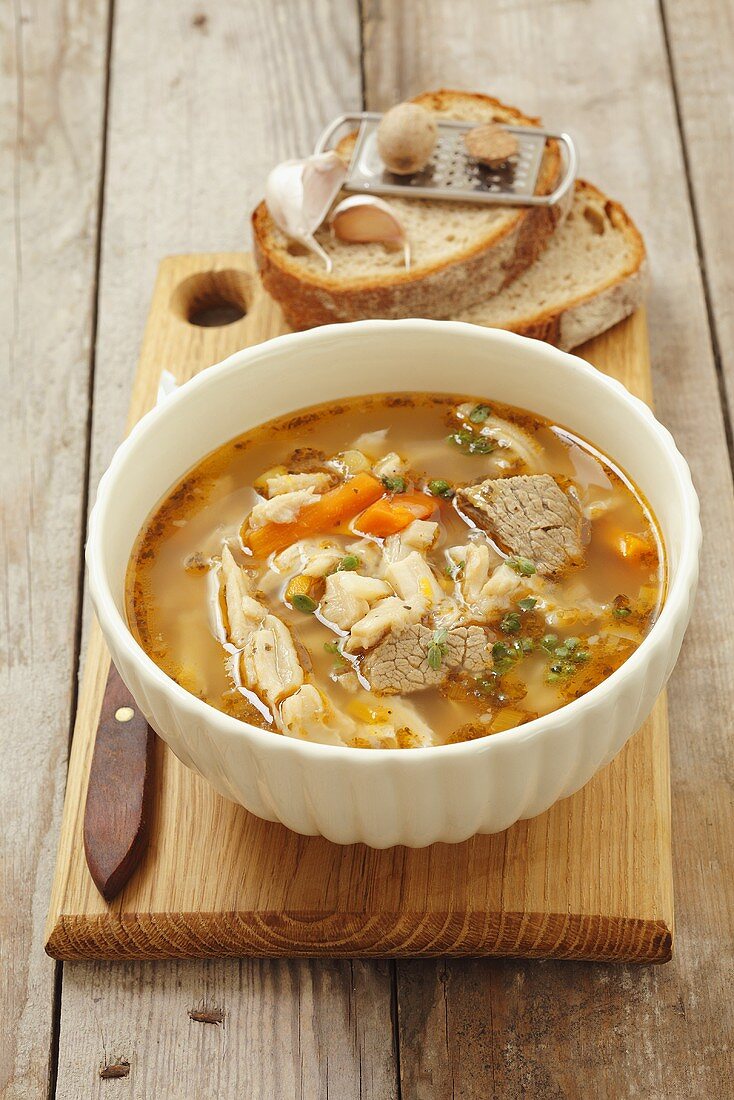 Kuttelsuppe mit Rindfleisch und Gemüse (Polen)