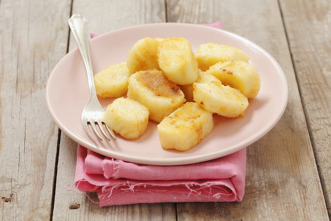 Leniwe (quark dumplings with buttered crumbs and sugar, Poland)