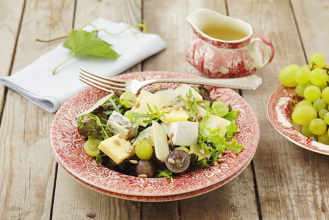 Mixed salad with grapes and various cheeses