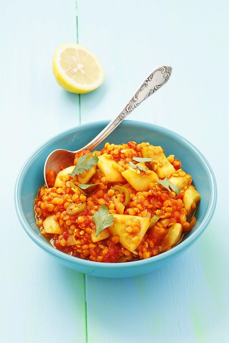 Dosakai (indische Gurke) mit roten Linsen und Tomaten