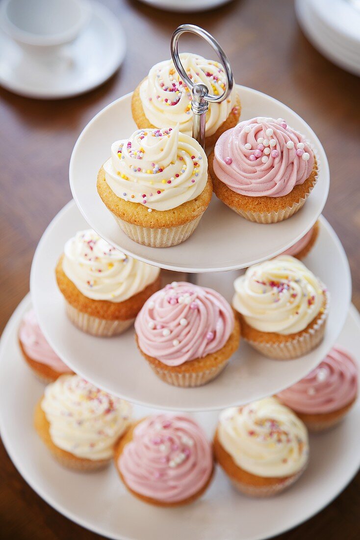 Viele Cupcakes auf Etagere