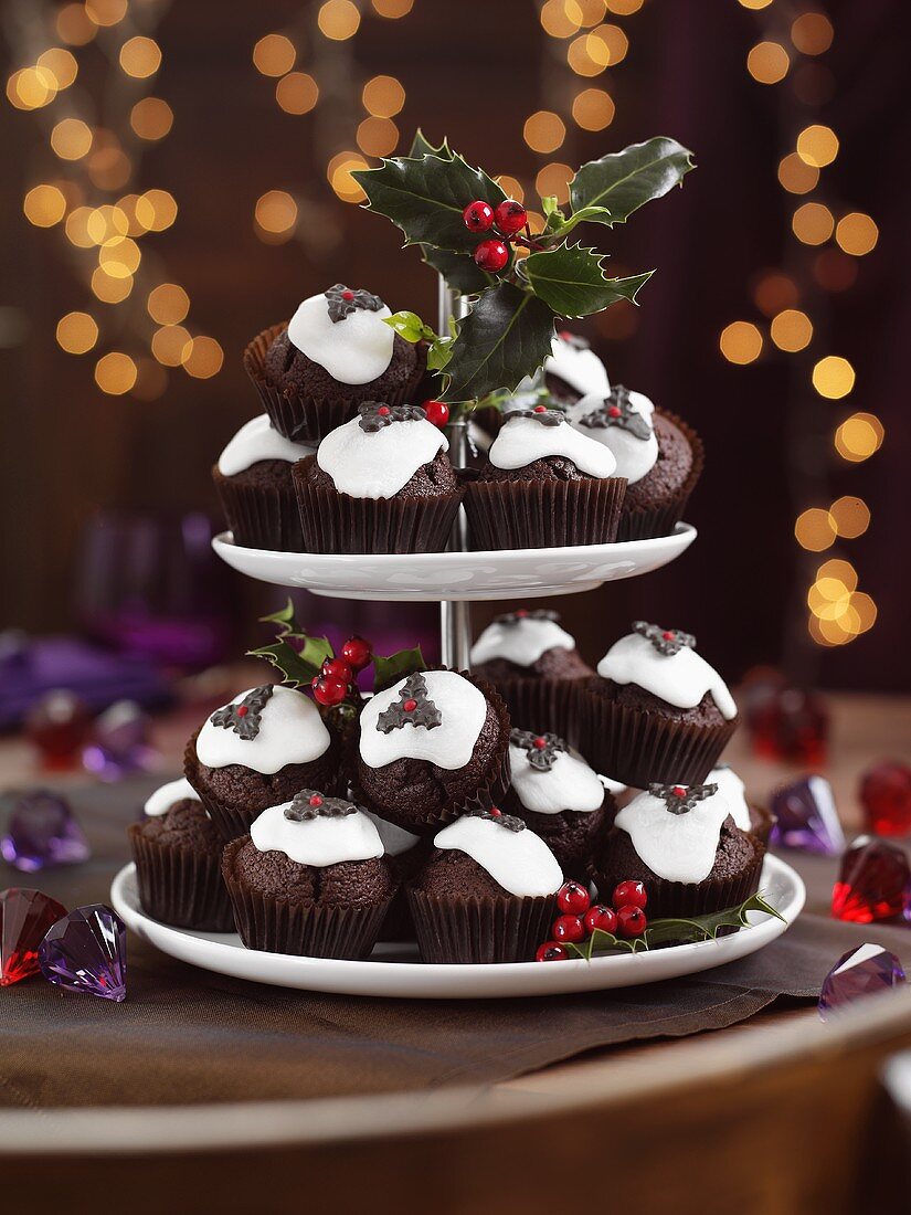 Christmas Pudding Muffins mit Ilex auf Etagere