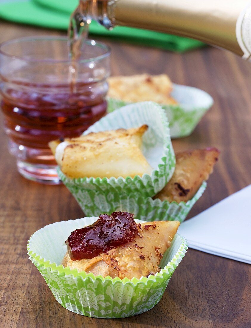 Kirschtaschen mit Sauerkirsch-Apfel-Konfitüre