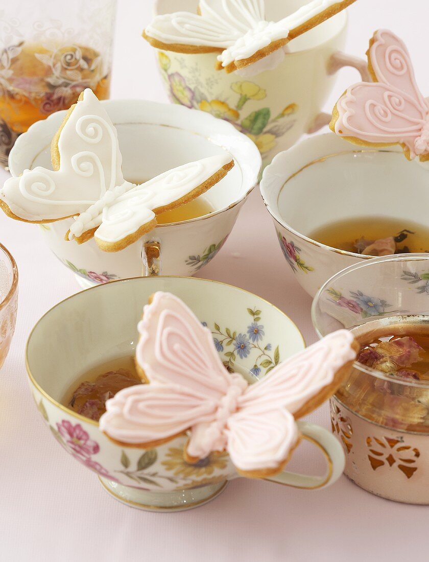 Teatime: Teetassen mit Schmetterlingsplätzchen