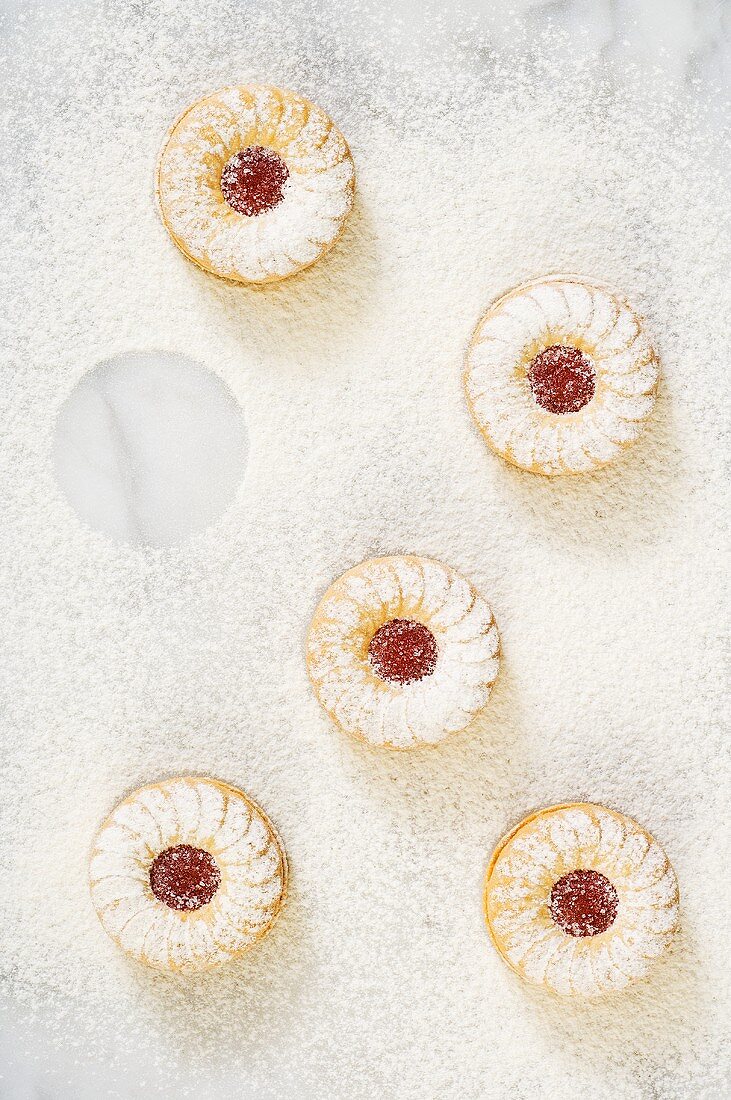 Jam biscuits dusted with icing sugar, seen from above