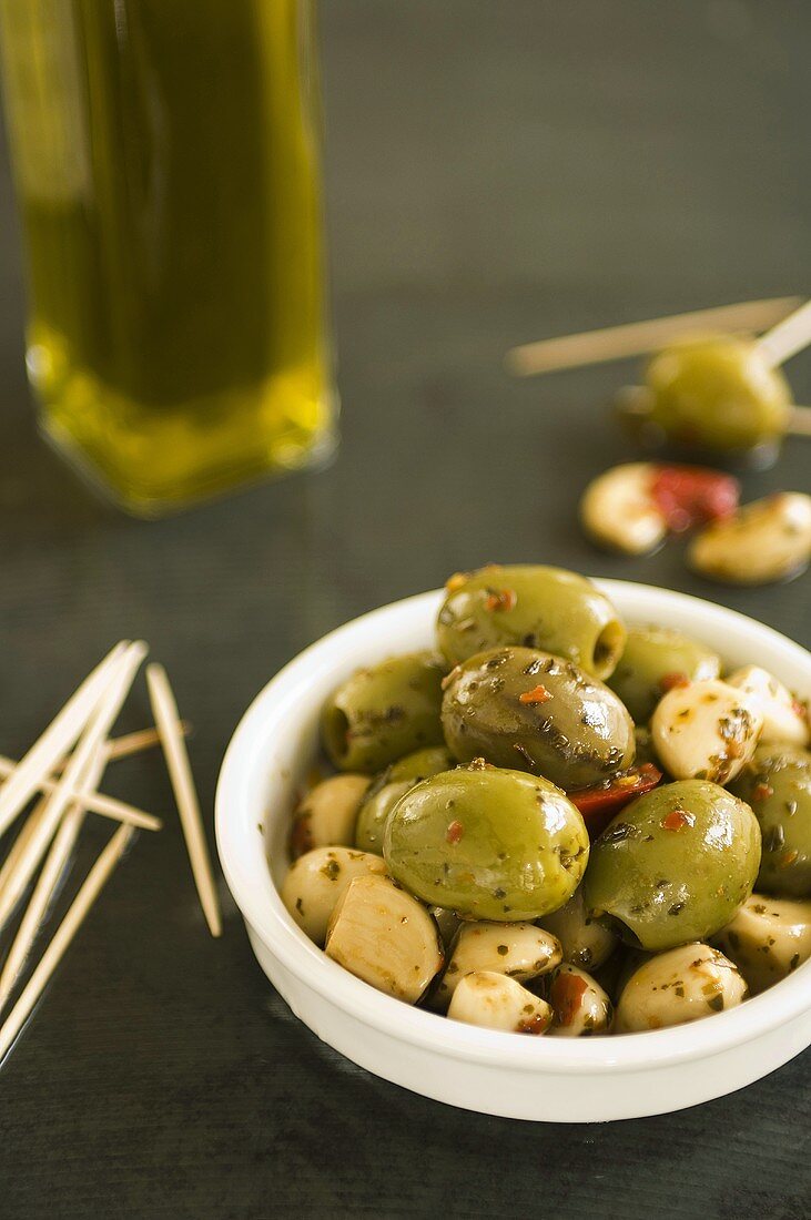 Spicy, marinated olives with garlic