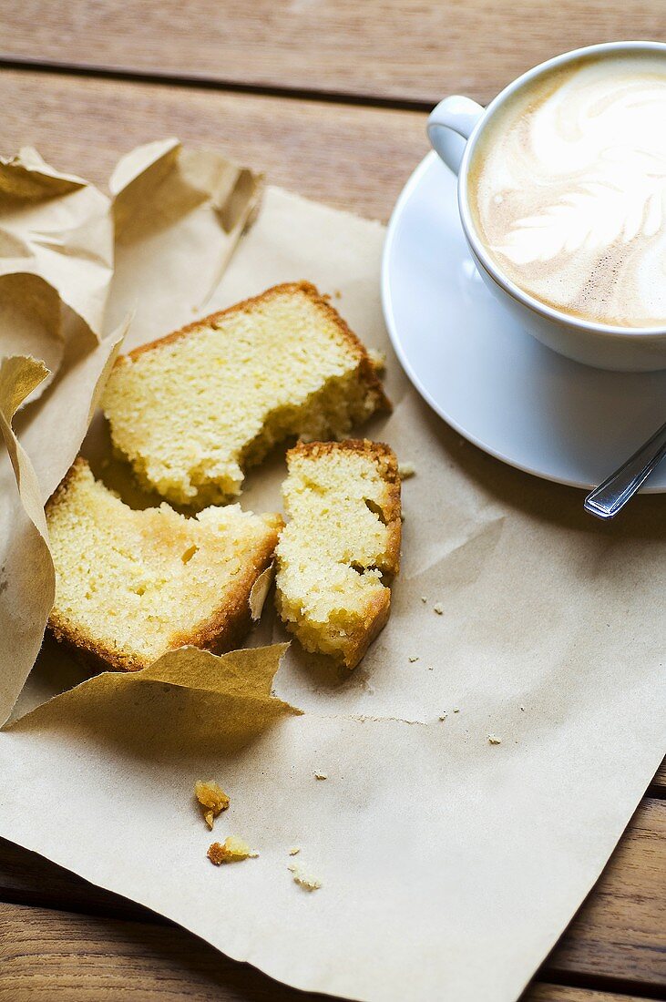 Cappuccino und Kuchenstück