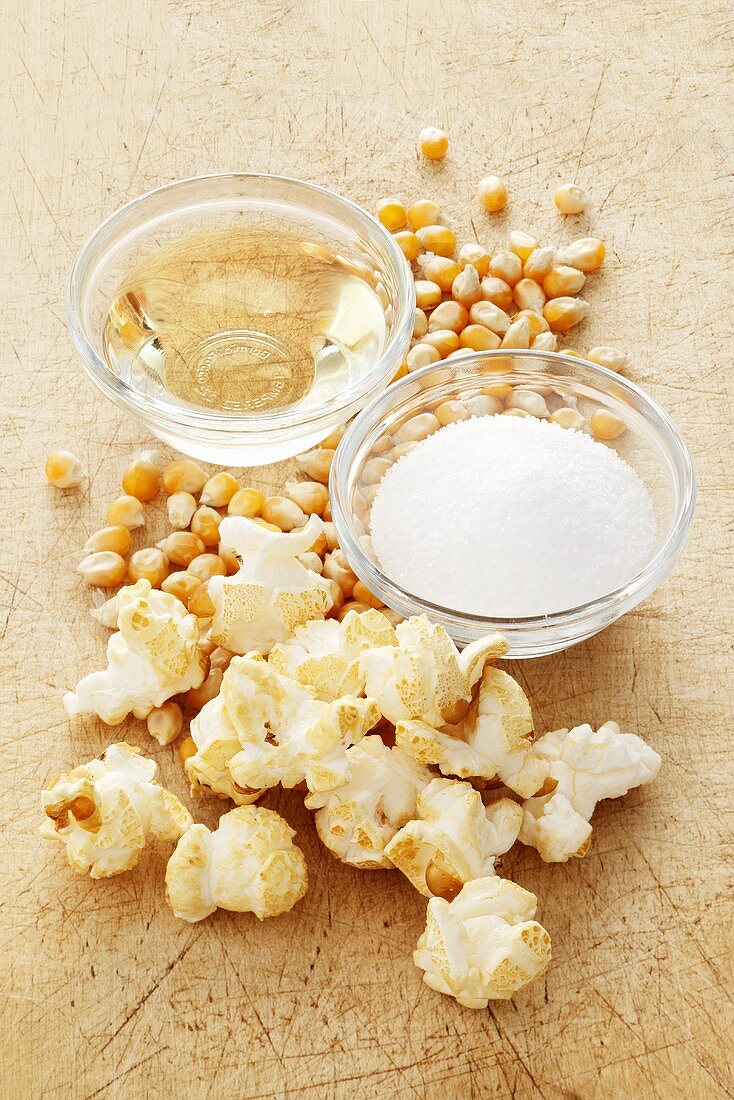 Popcorn und Zutaten (Maiskörner, Salz, Öl)