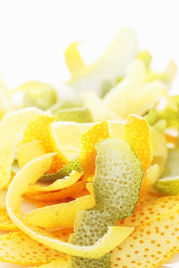 Zitrusschalen von Limette, Orange und Zitrone