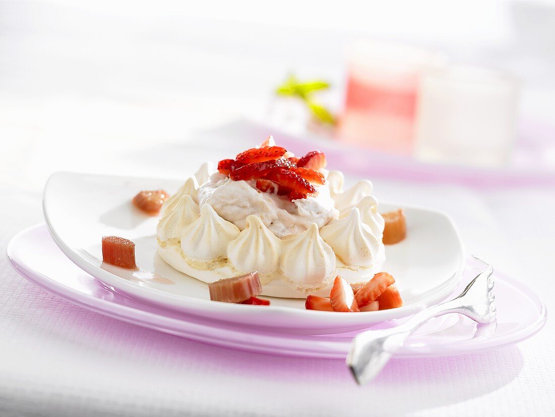 Meringue with rhubarb cream