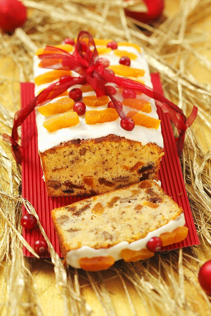 Früchtekuchen mit weisser Schokolade zu Weihnachten