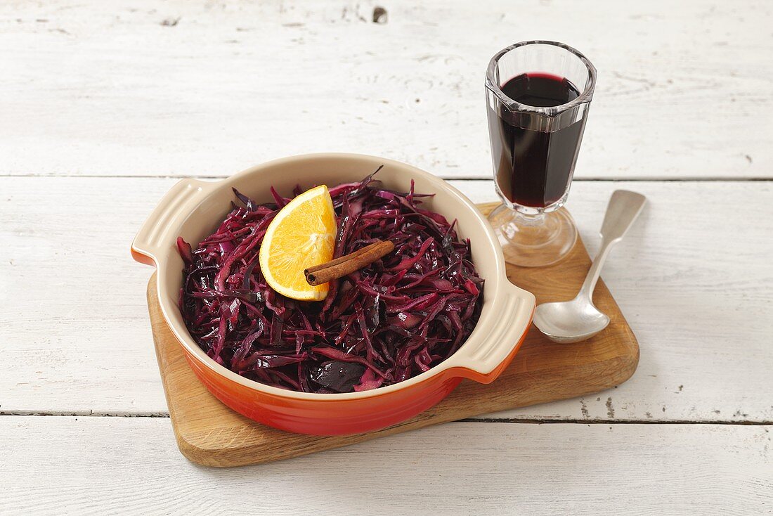 Red cabbage with cinnamon, oranges and red wine