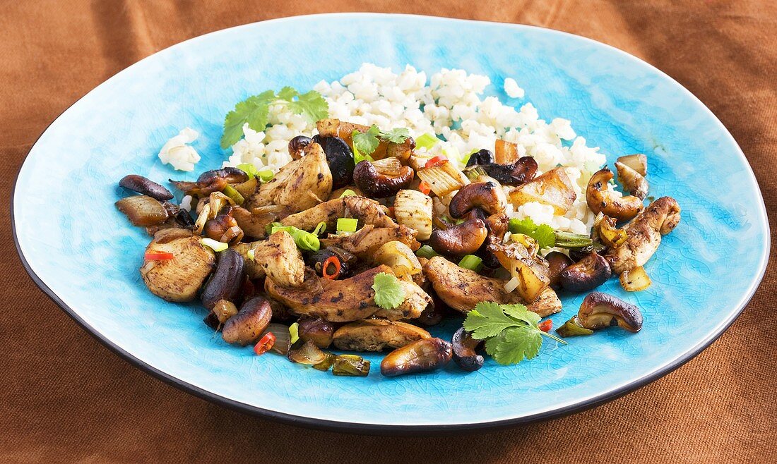 Hähnchenfilet mit Cashewkernen und Reis