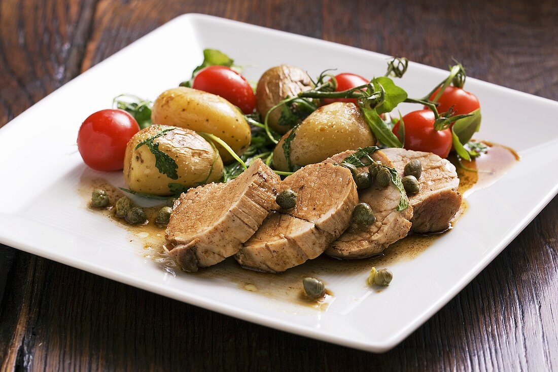 Schweinefilet mit Kapernsauce, Kartoffeln und Kirschtomaten