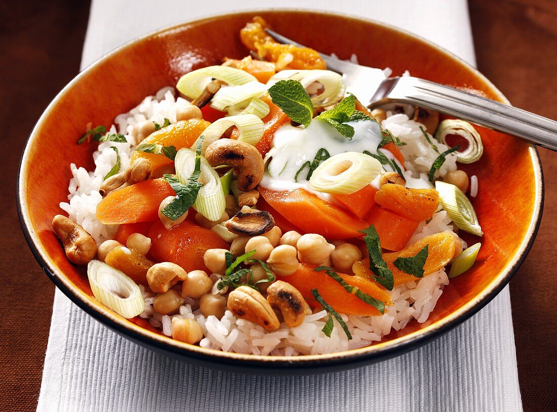 Reissalat mit Kichererbsen, Pfirsich, Cashewkernen und Joghurt