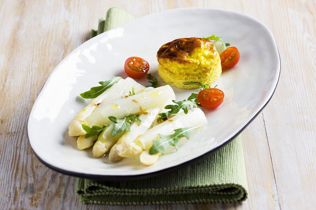 White asparagus with rocket and an egg pastry