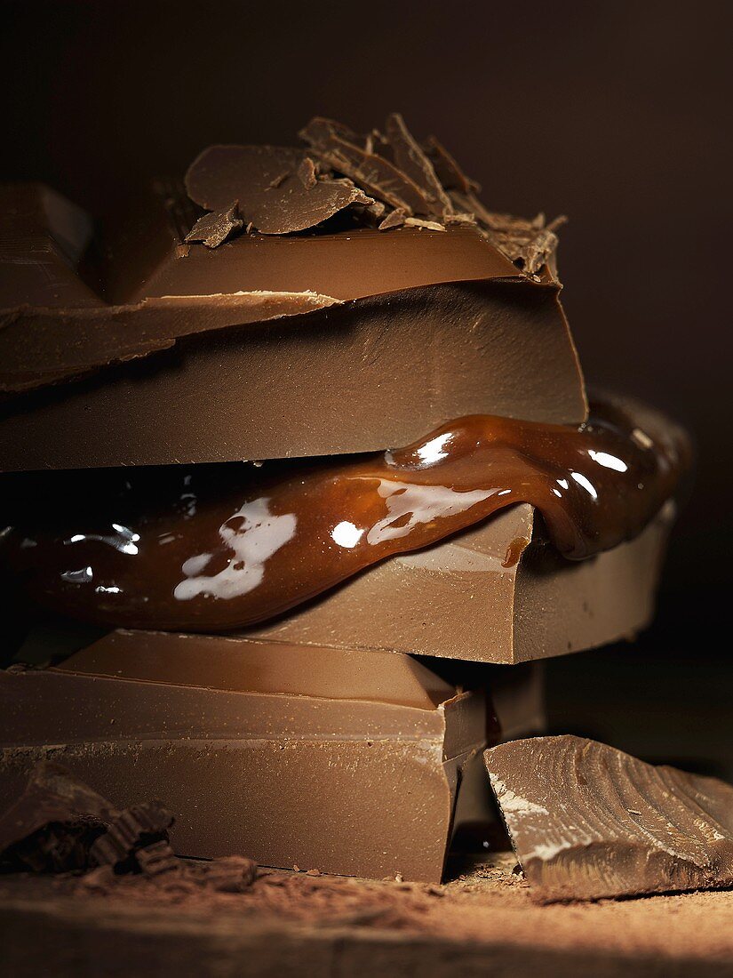 Schokoladenstücke mit Karamellsauce