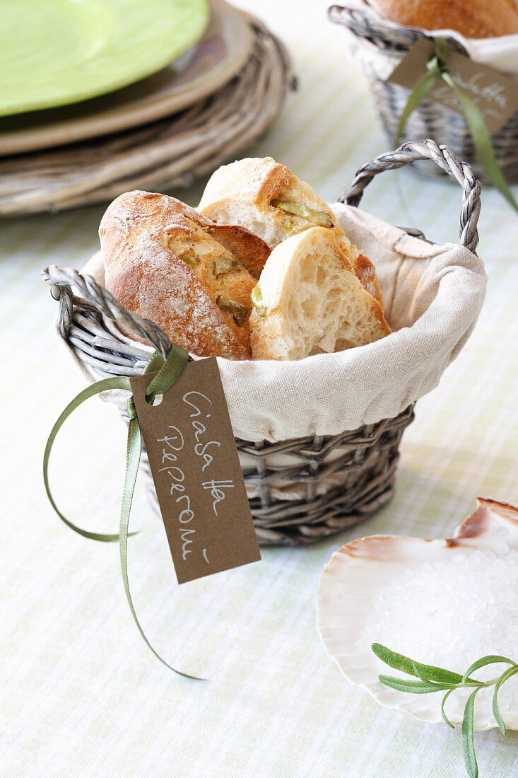 Brotkorb mit Ciabatta und Schildchen