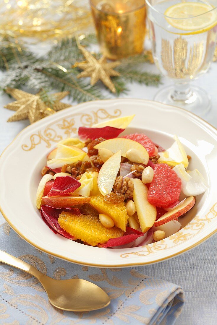 Citrus fruit salad with chicory, apple and nuts