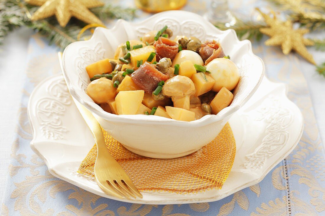 Kartoffelsalat mit Wachteleiern, Champignons, Kapern, Anchovis uns Mayo-Soja-Sauce