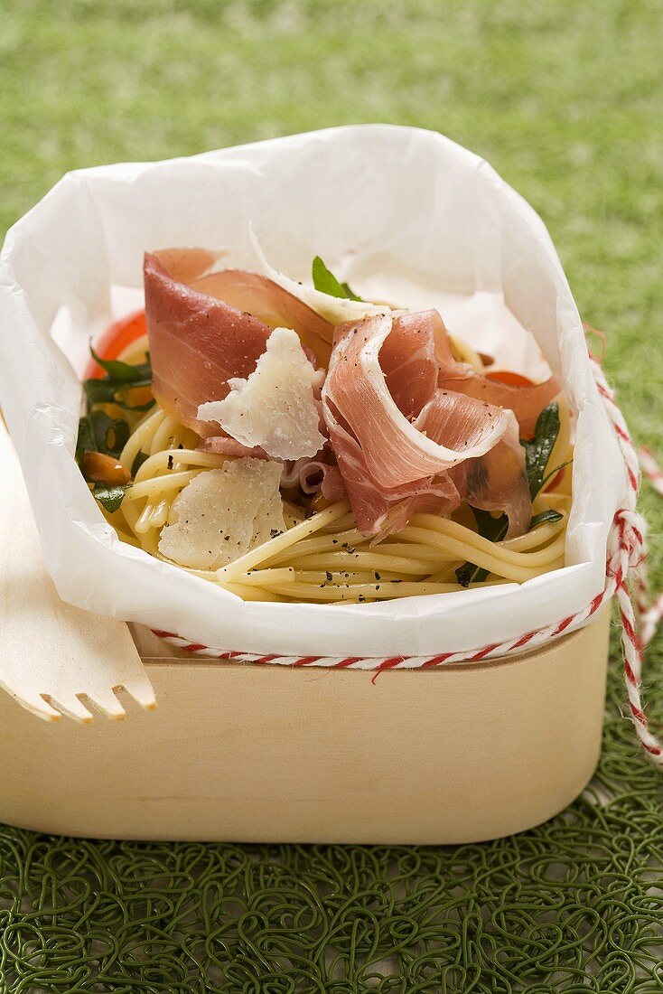 Spaghetti salad with Parma ham