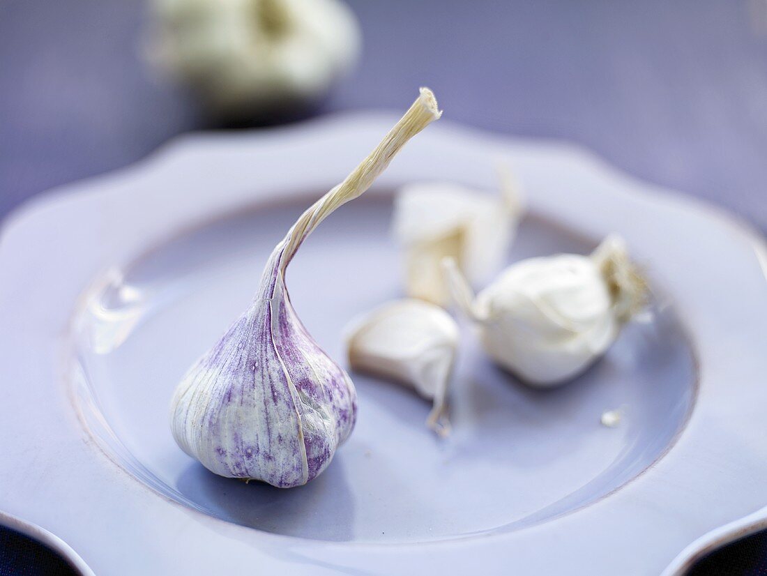 Knoblauch auf hellblauem Teller