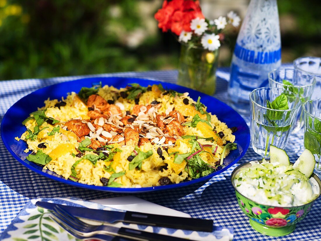 Gegrilltes Hähnchen auf Reissalat mit Rosinen und Orangen