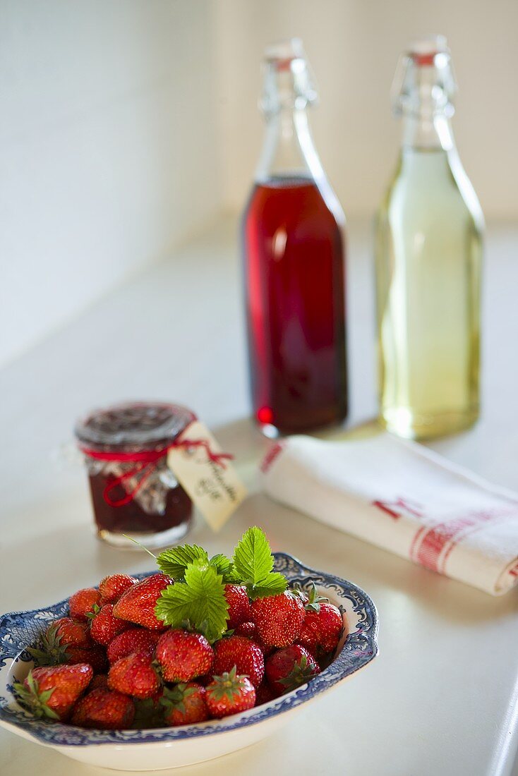 Erdbeeren, Erdbeermarmelade, Erdbeersaft und Holundersaft