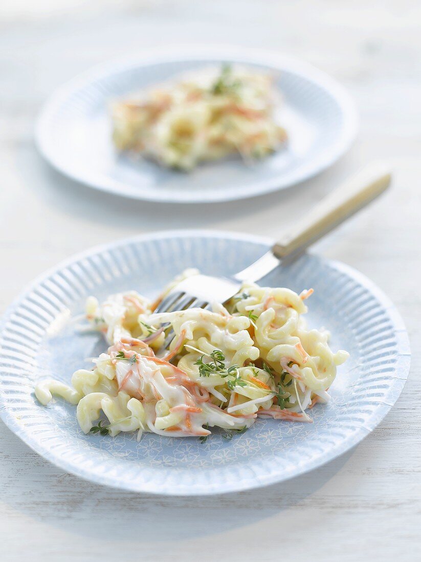 Nudelsalat mit Möhren und Kerbel auf Pappteller