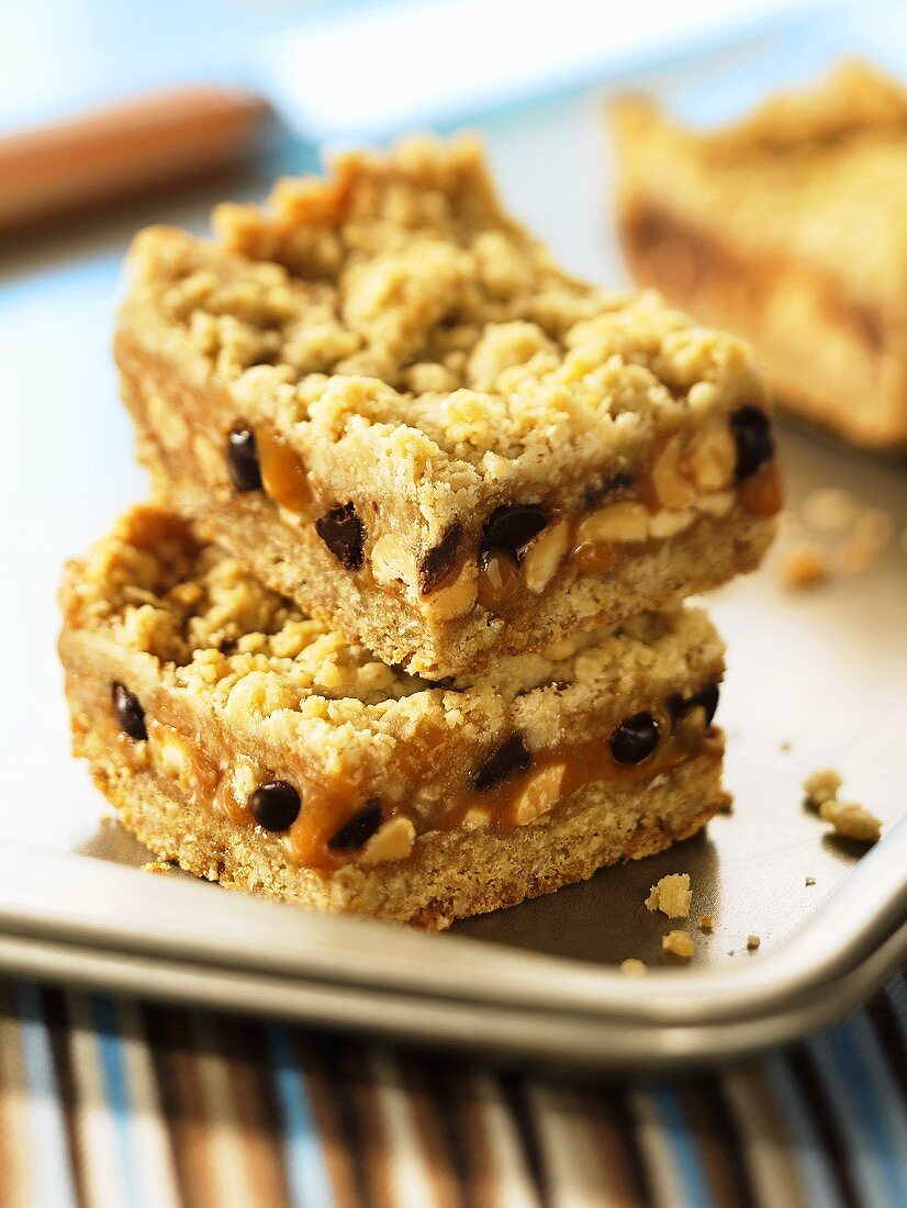 Peanut-caramel slices with chocolate chips