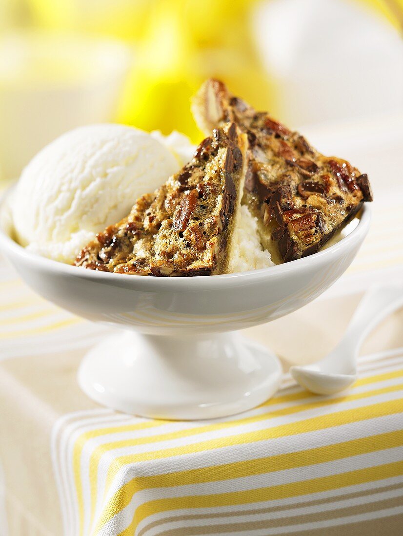 Chocolate-pecan corners with ice cream