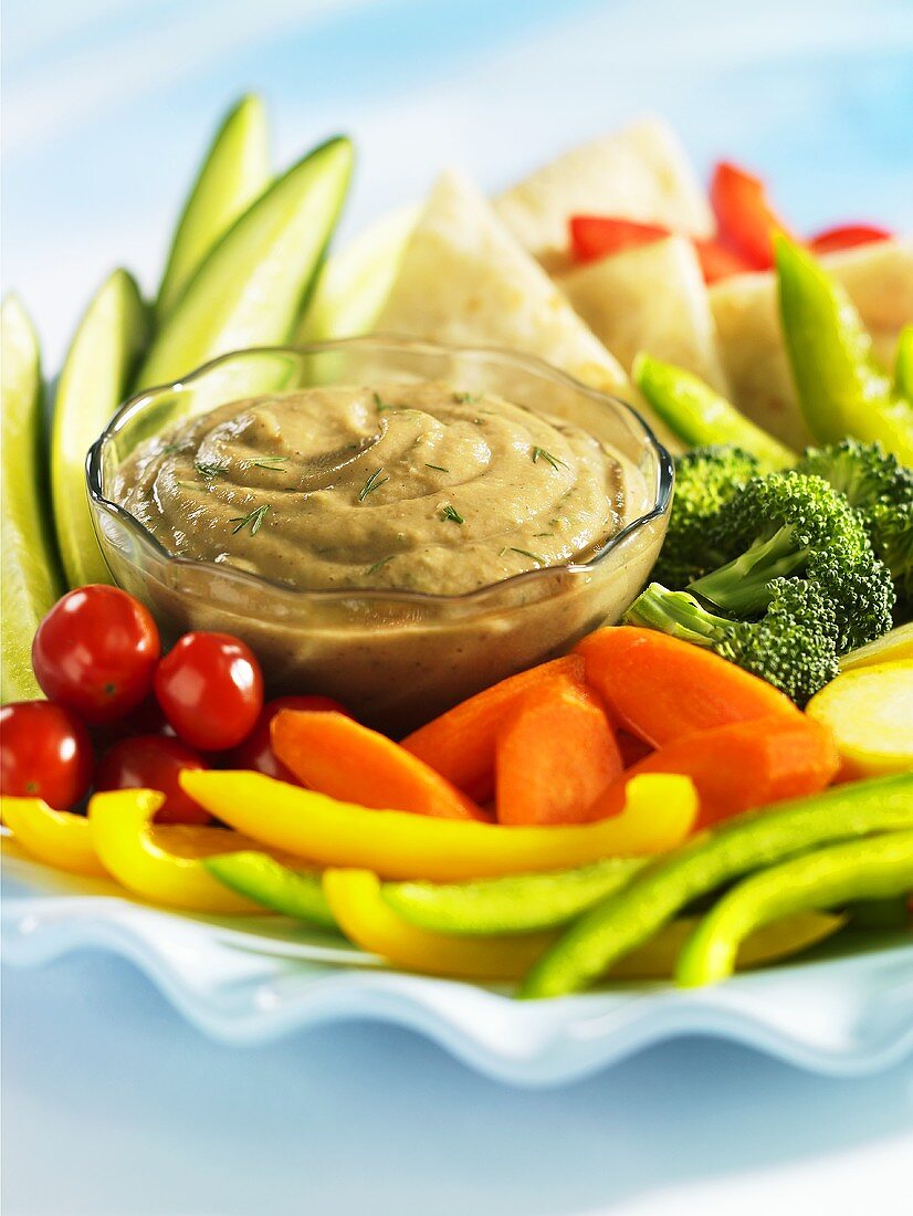 Raw vegetables with an aubergine dip