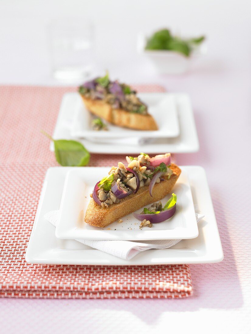 Bruschetta mit Champignons und Zwiebeln