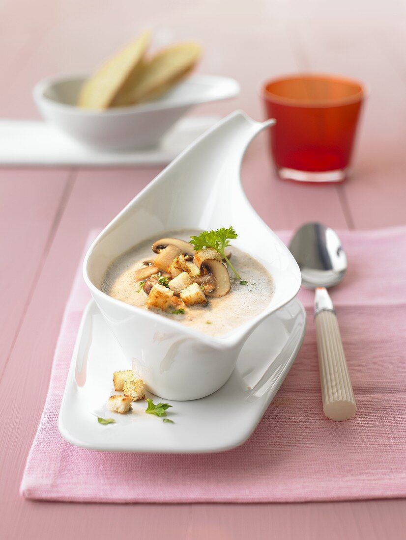 Foamed soup with mushrooms and croutons