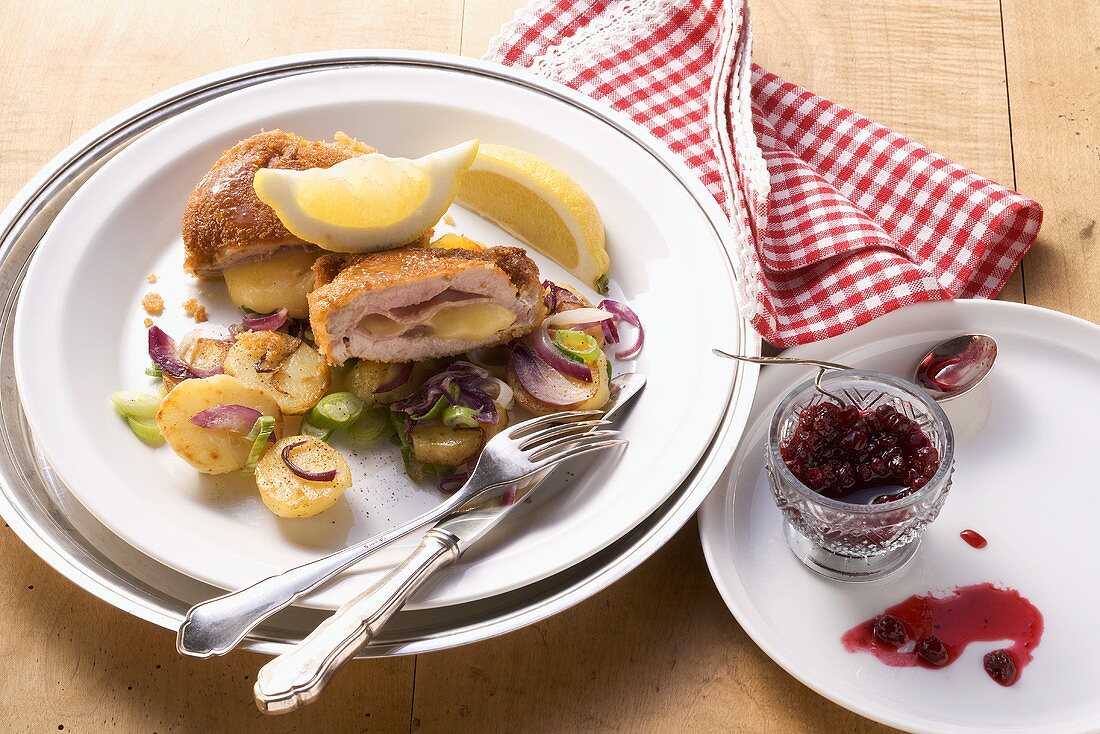 Cordon bleu mit Preiselbeeren und Bratkartoffeln