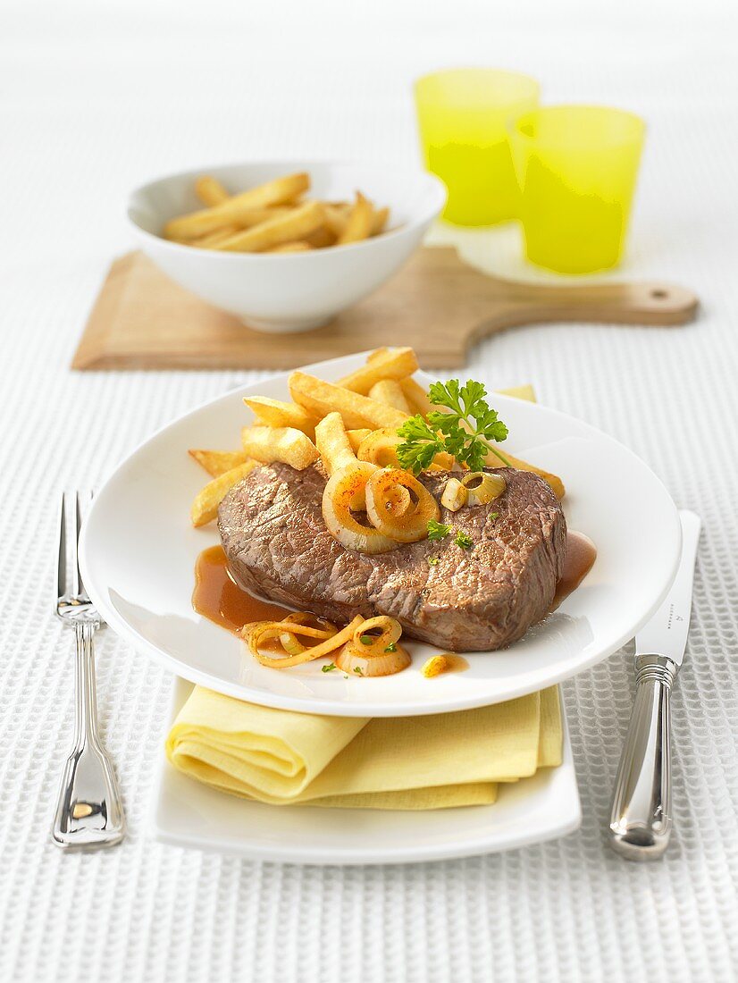 Rump steak with an onion-beer sauce and chips