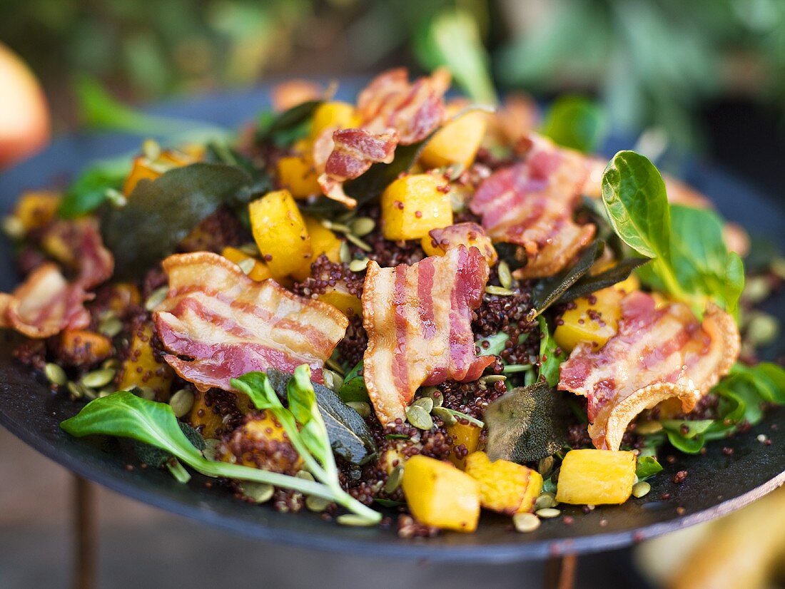 Herbstlicher Salat mit Kürbis und gebratenen Speckscheiben