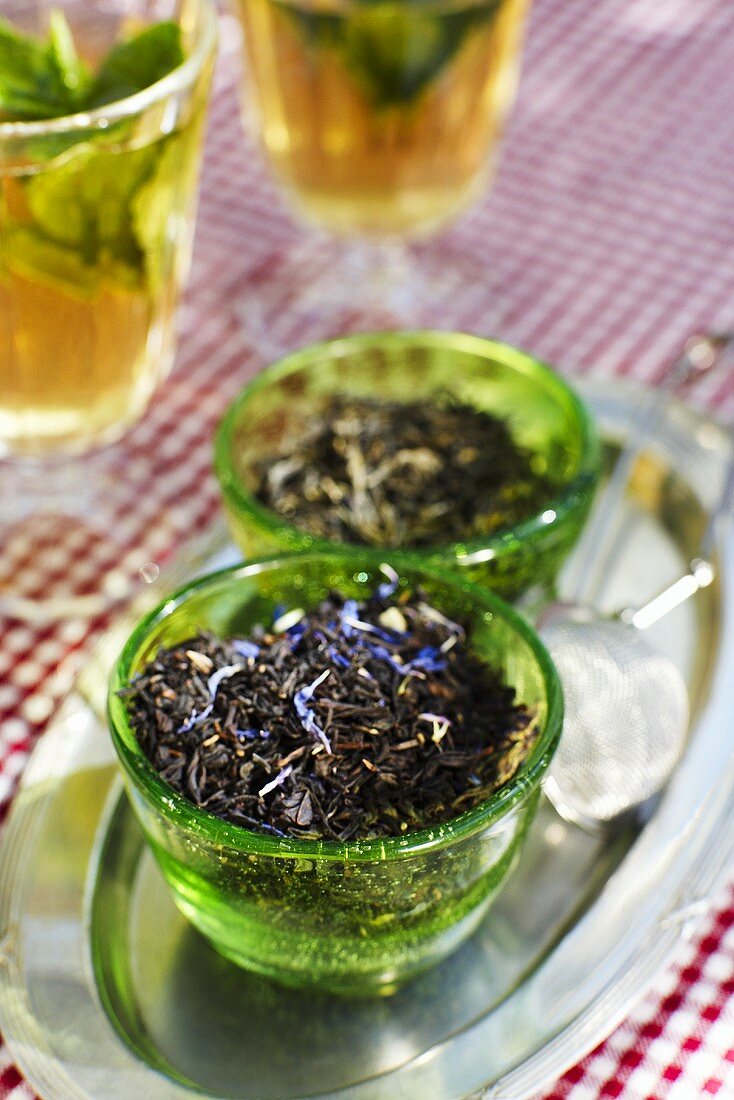 Tee im grüner Glasschale