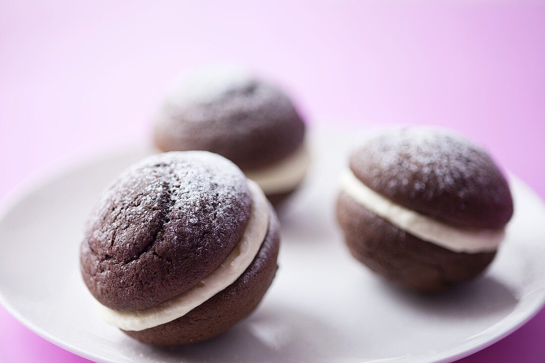 Drei Whoopie Pies aus Schokolade