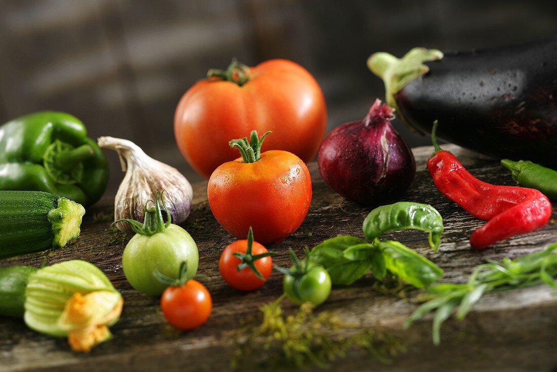 Verschiedene Gemüsesorten und Kräuter